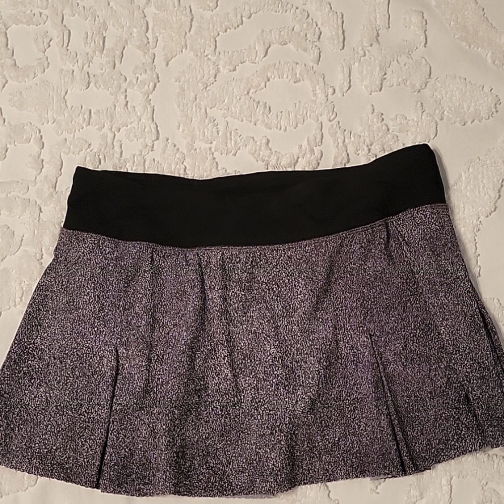 Lululemon black/grey tennis skirt. Size 8